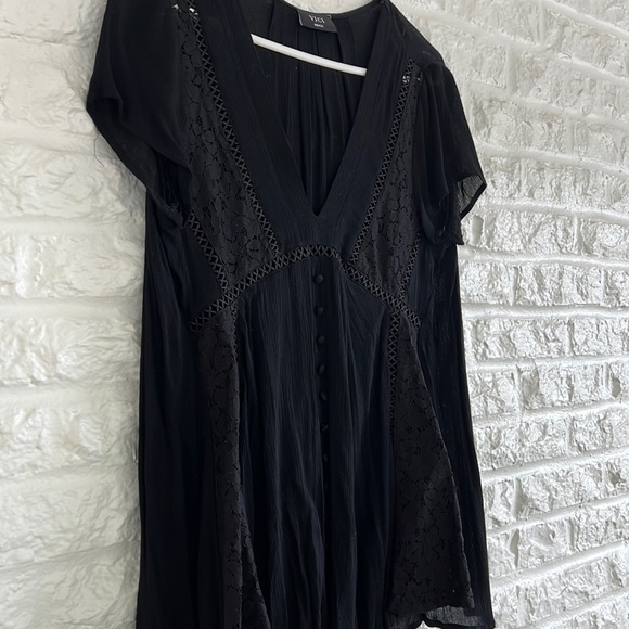 VICI Collection black top with button detail - Picture 2 of 3